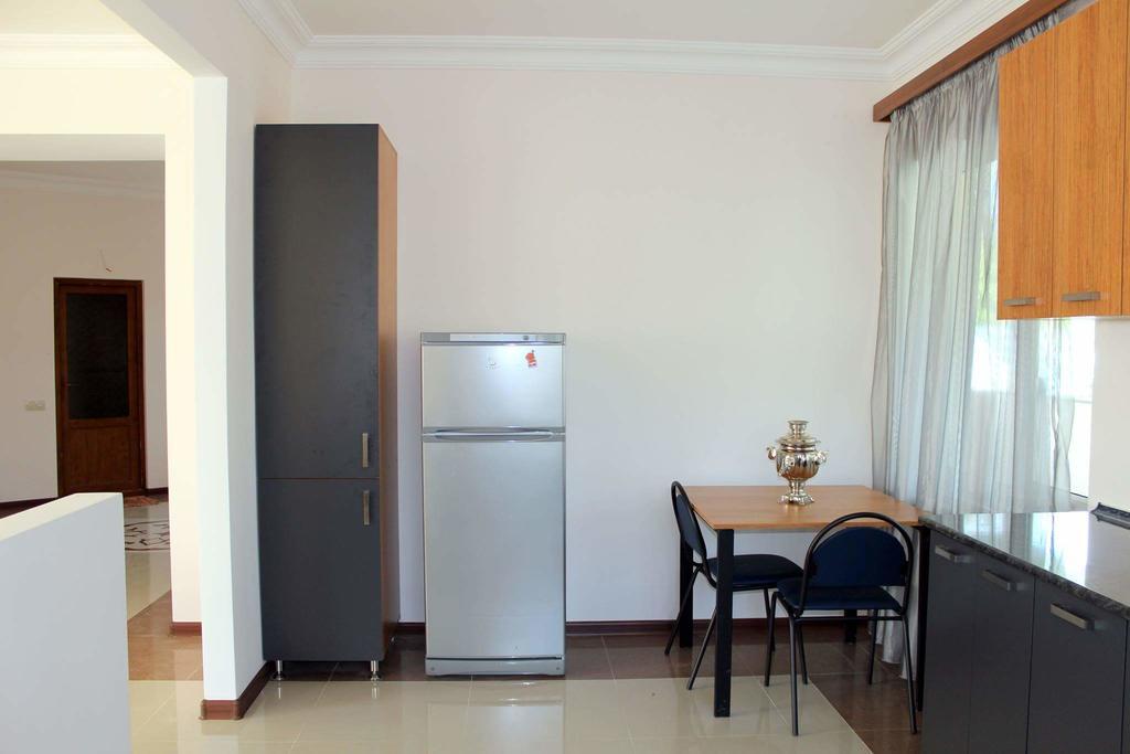 Family & Friends Guest House Дилиян Екстериор снимка