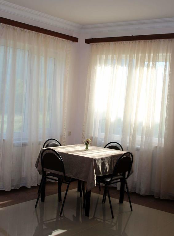Family & Friends Guest House Дилиян Екстериор снимка