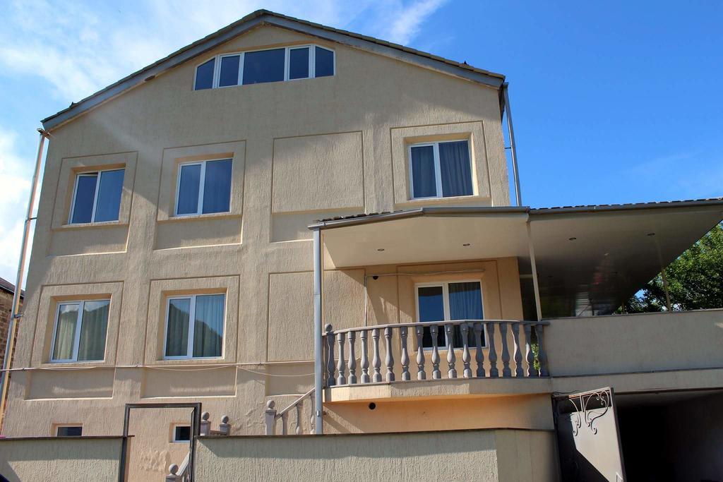 Family & Friends Guest House Дилиян Екстериор снимка